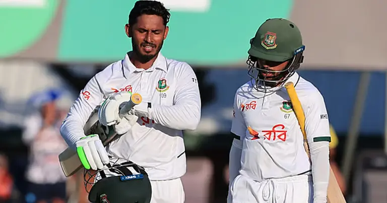 দিনের খেলা শেষে মাঠ ছাড়ছেন তামিম (বামে) ও মুমিনুল (ডানে)
